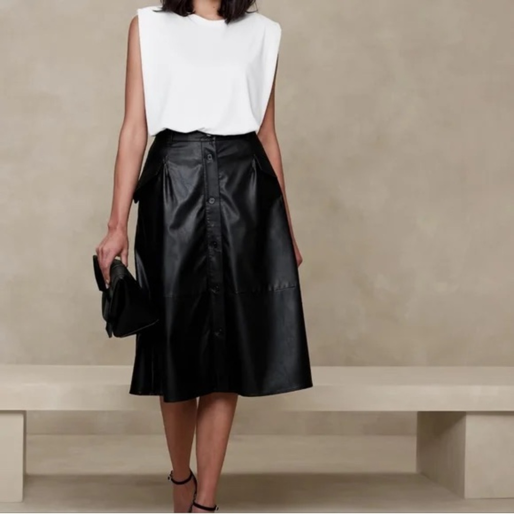 NWT Banana Republic Vegan Leather Midi Skirt with Buttons Black Size 6 - Picture 1 of 8